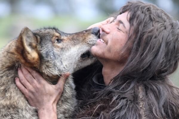 El hombre primitivo domesticó al lobo salvaje para convertirlo en el perro doméstico